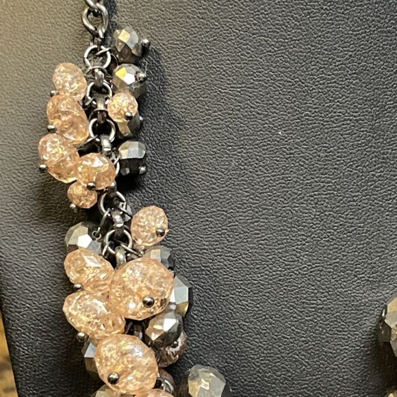 Simply Vera Gunmetal Tone Pink Crackle & Silver Faceted Cluster Beads Necklace - Picture 3 of 8